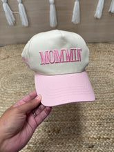 Load image into Gallery viewer, Mommin’ Trucker