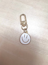Load image into Gallery viewer, Smiley Keychains